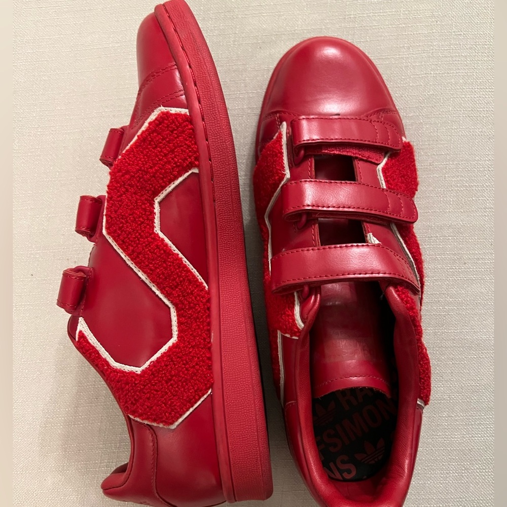 Stan Smith Comfort Badge Sneaker en Power Red
adidas by Raf Simons